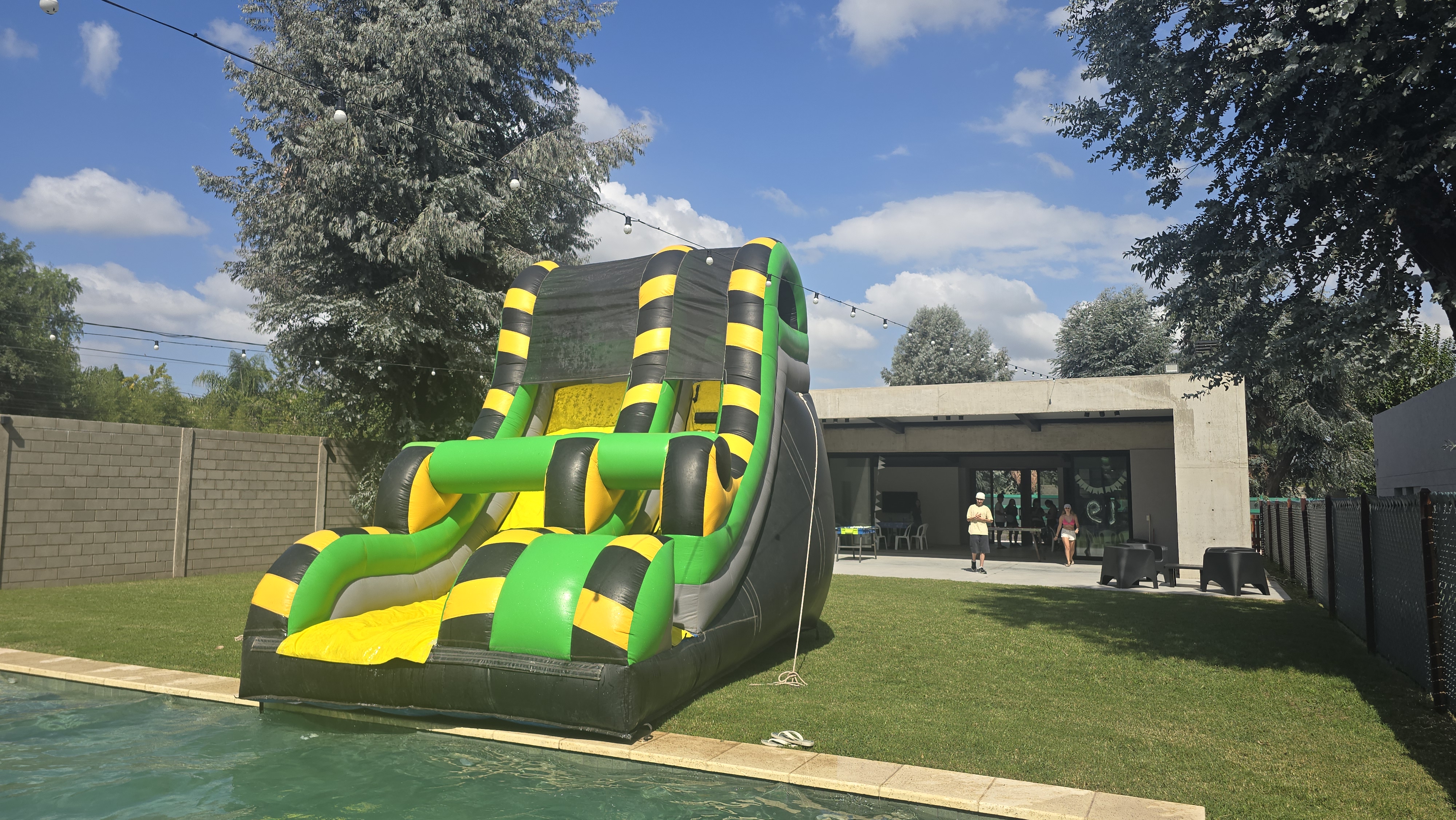 Inflable acuático junto a la pileta