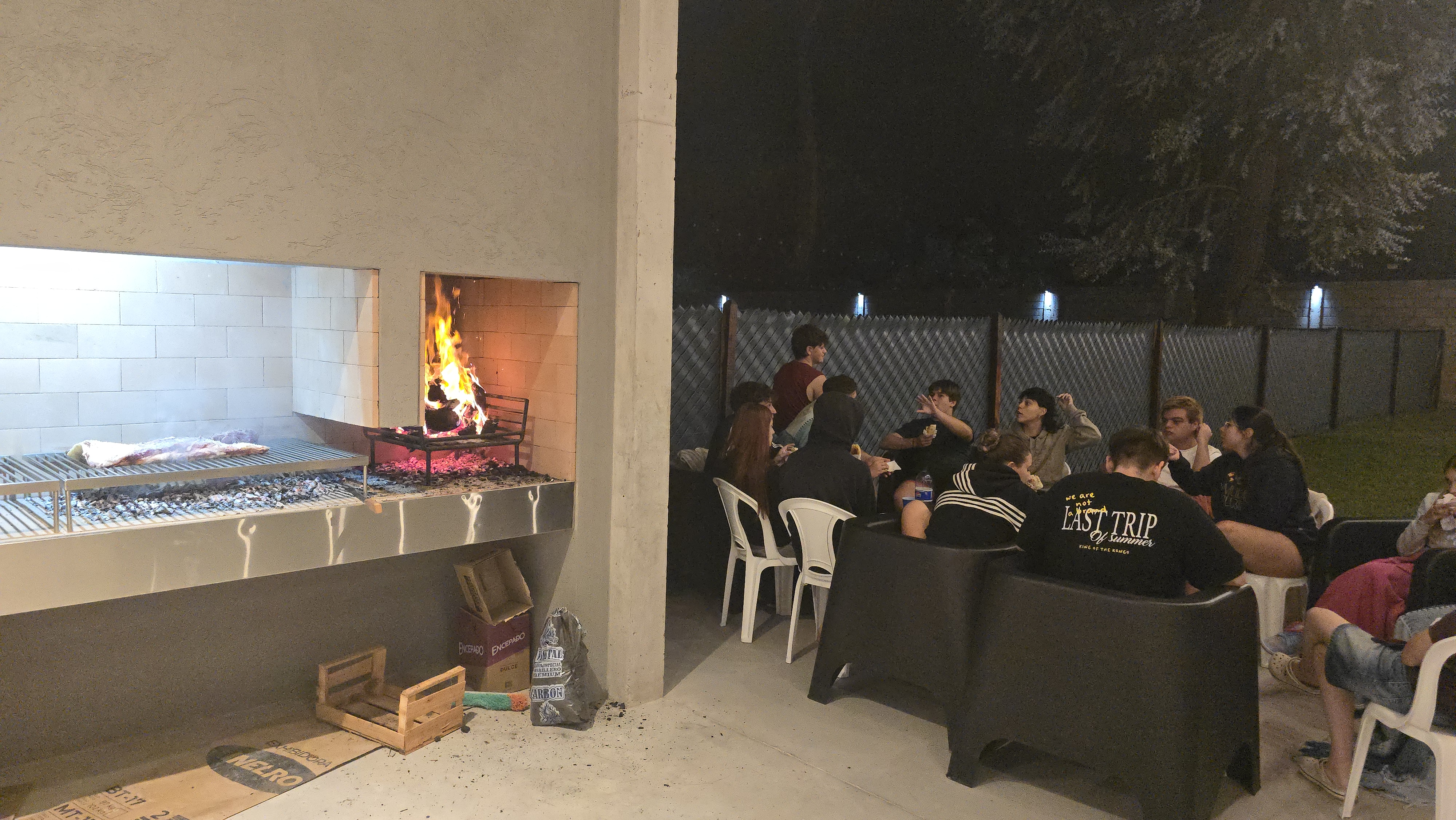 Hogar encendido y reunión de noche