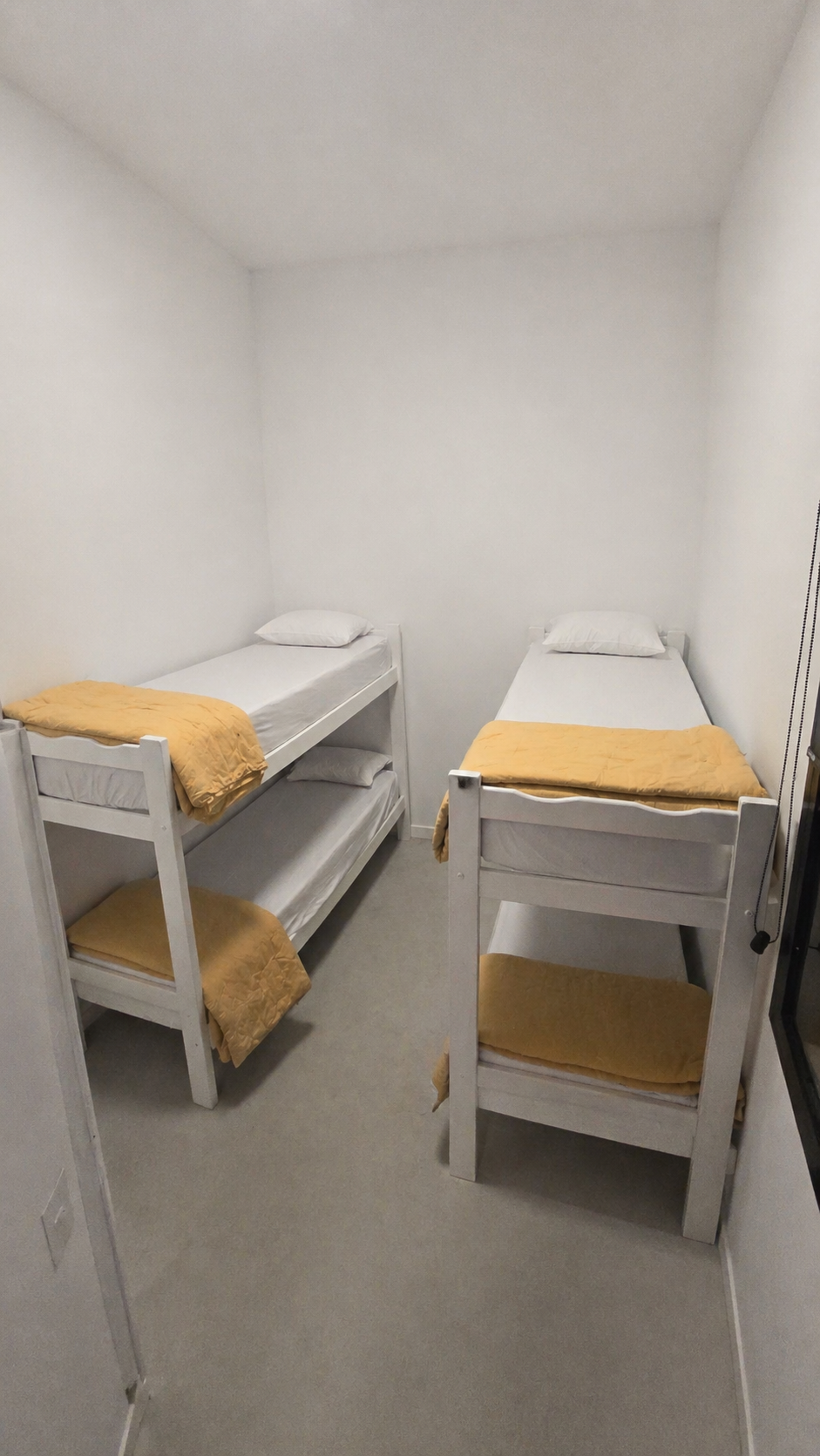 Habitación con camas y ropa de cama